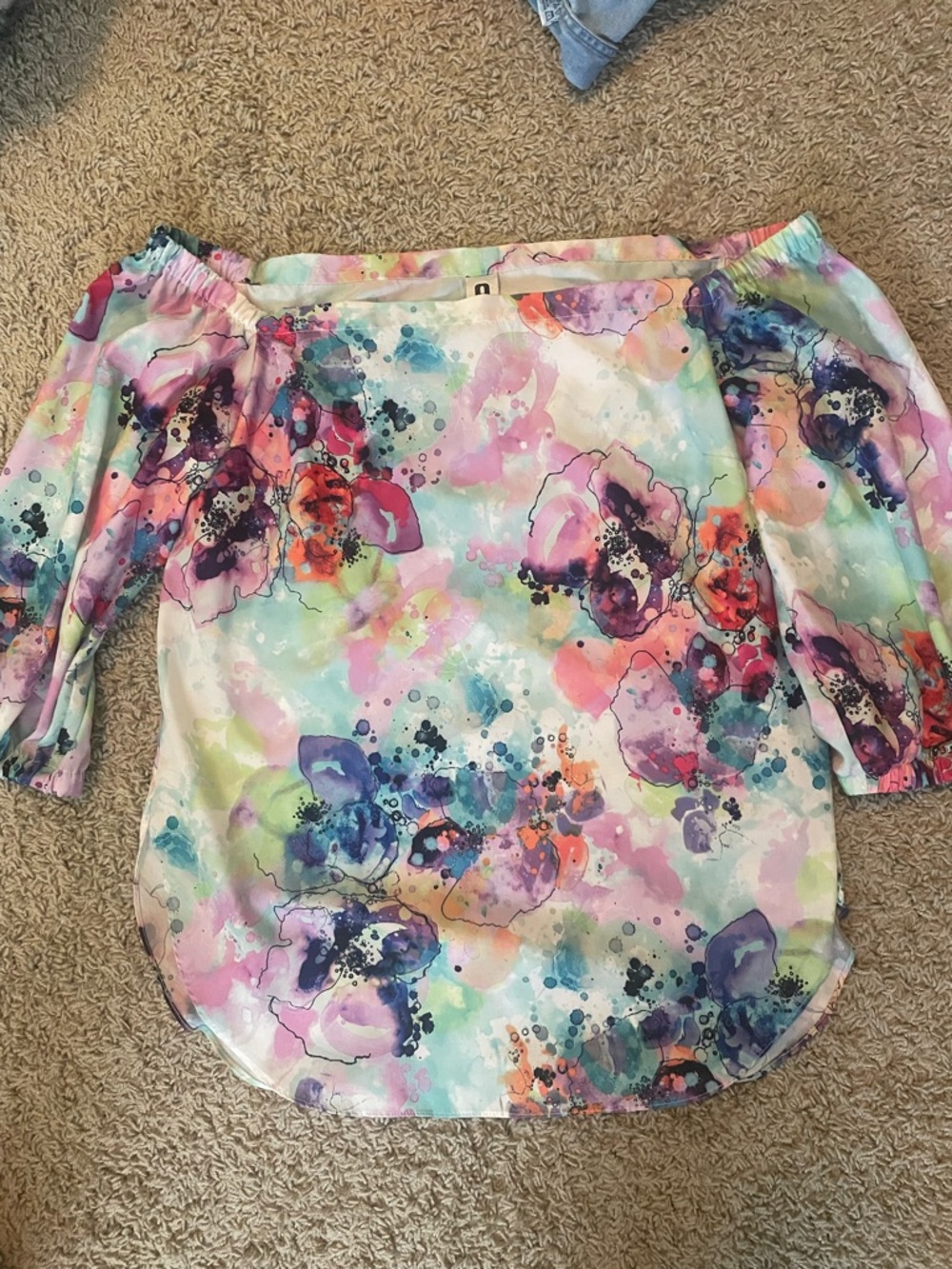 A new York Woman’s Off the shoulder blouse in gently used condition SZ L